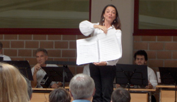 2007. Spiegazione dei brani al pubblico.